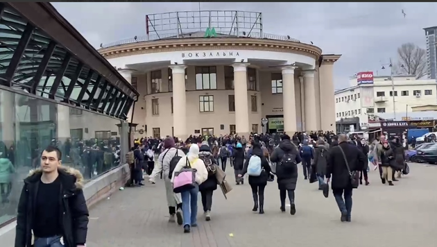 Поліція відтіснила охочих потрапити на потяг до Львова у Києві. Фото: Суспільне