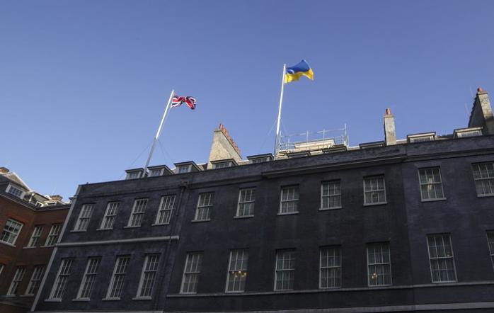 Джонсон вивісив прапор України над резиденцією у Лондоні