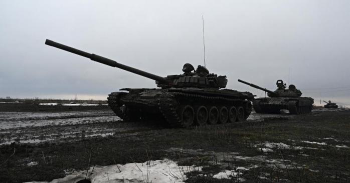 Украинцы останавливают российские танки коктейлями «Молотова». Фото: glavred.info