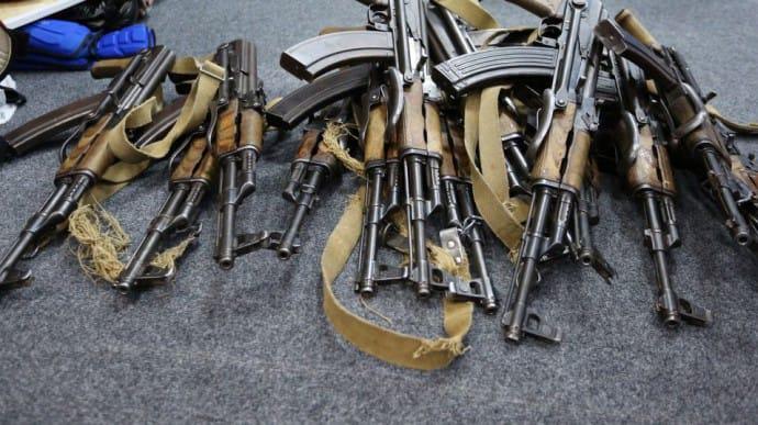 В Украине снимают аресты по оружию и технике по уголовным делам. Фото: