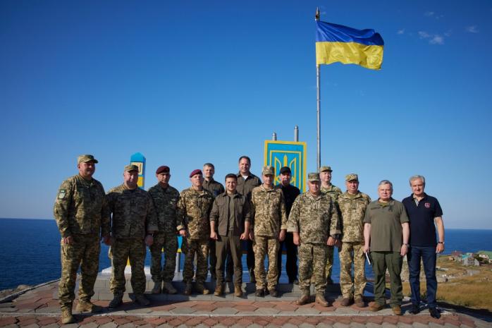 Пограничники пытаются получить списки пленных героев со Змеиного. Фото: