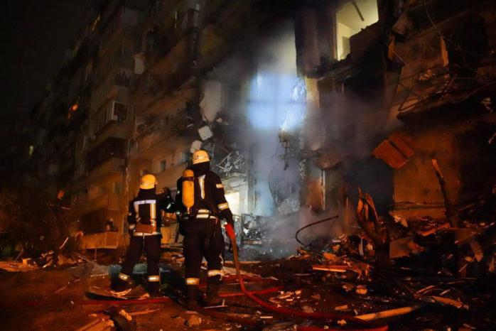 Російські ракети знищили гуртожиток і два будинки під Києвом