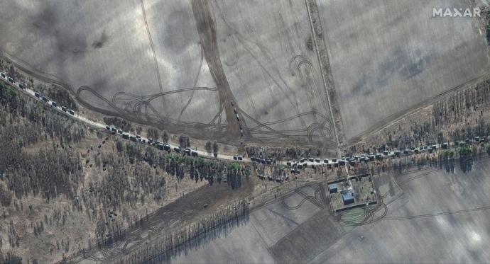 Супутники зафіксували рух великої колони РФ на Київ, росіяни перегруповуються
