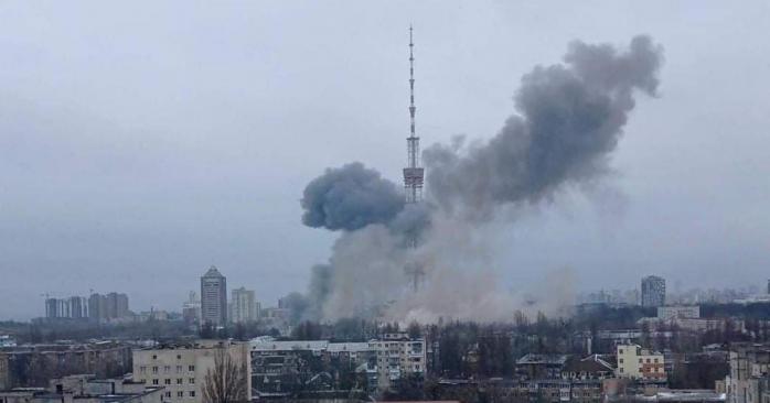 Последствия удара по телевышке в Киеве, фото: Борислав Береза
