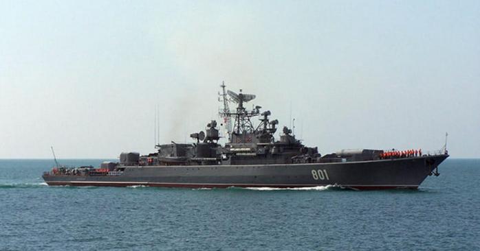 Военные корабли РФ в Черном море пытаются прикрыться гражданским судном, фото: ВМС ВСУ