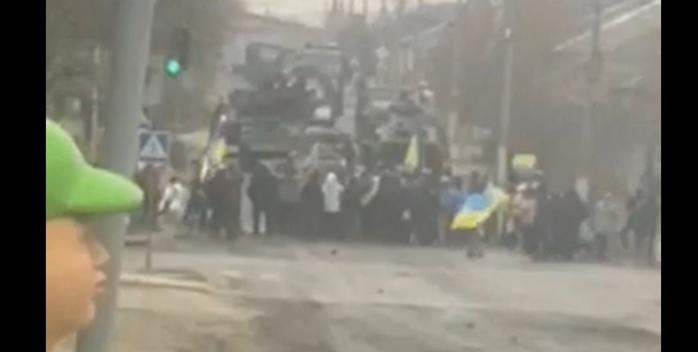 В Старобельске и Энергодаре люди блокируют колонну танков РФ