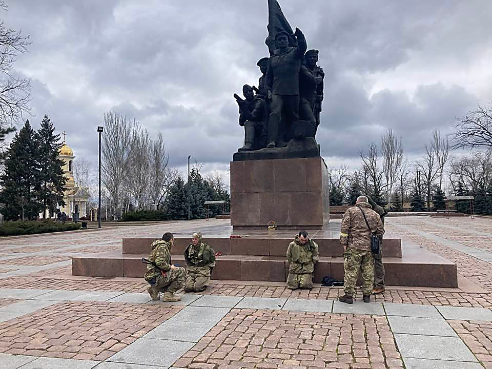 Полонені окупанти. Фото: Telegram-канал «Київ Оперативний»