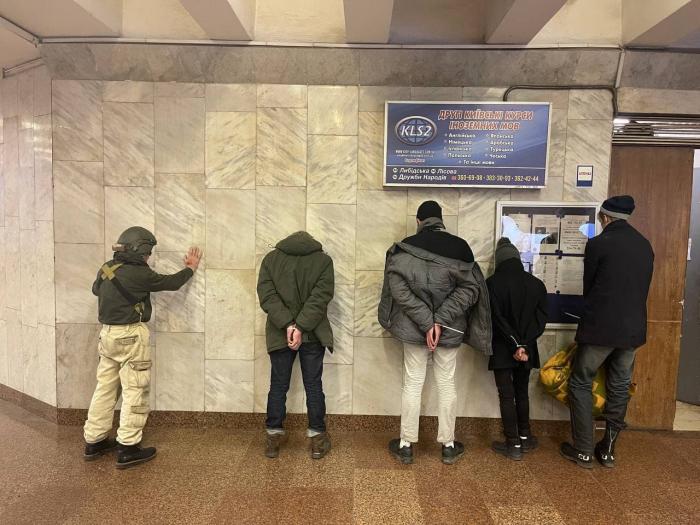 В столичном метро обнаружили диверсантов, фото: Нацполиция