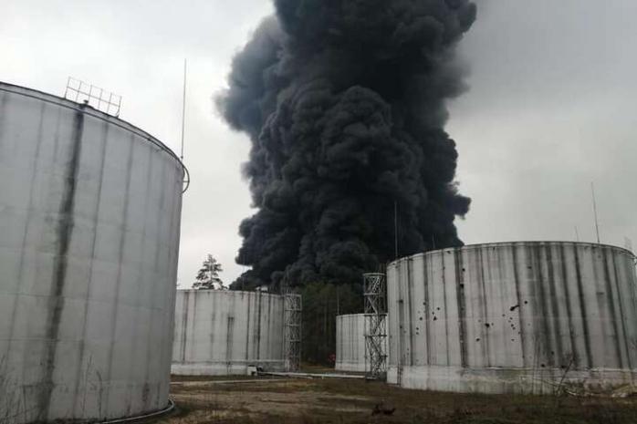 Окупанти обстріляли нафтобазу у Чернігові, почалася пожежа (ФОТО, ВІДЕО)