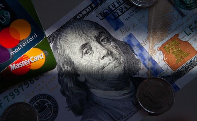 Три найбільші банки України на період воєнного стану скасували комісії за безготівкові розрахунки 