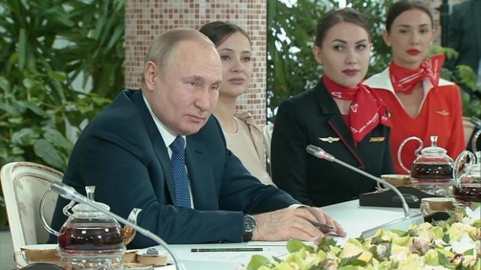 Путін "поговорив" з намальованою масовкою