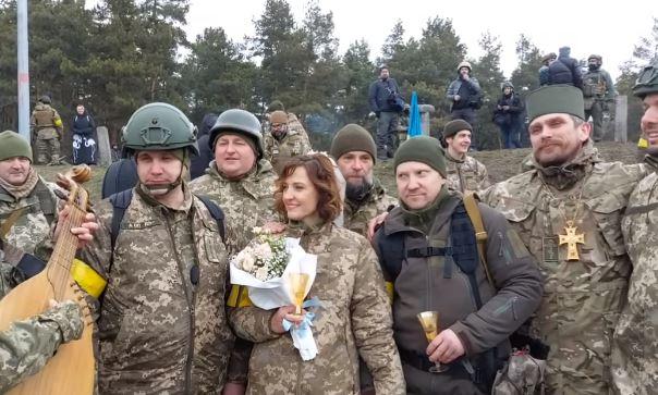 В Киеве двое бойцов терробороны поженились на блокпосте – трогательное видео