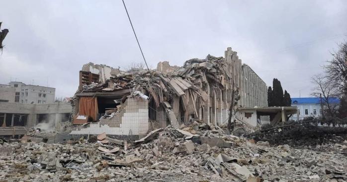 На фото: здание школы №25 в городе Житомире — следствие «братской помощи» оккупантов