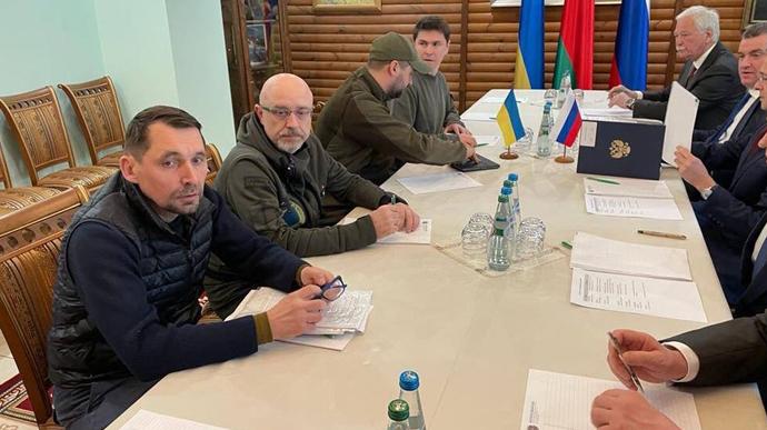Третій раунд переговорів стартує о 16.00 – Подоляк – агресія Росії