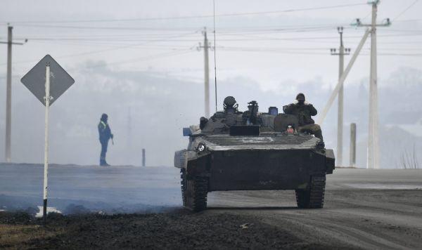 Российский танк расстрелял легковушку с гражданскими. Фото: baltnews.com