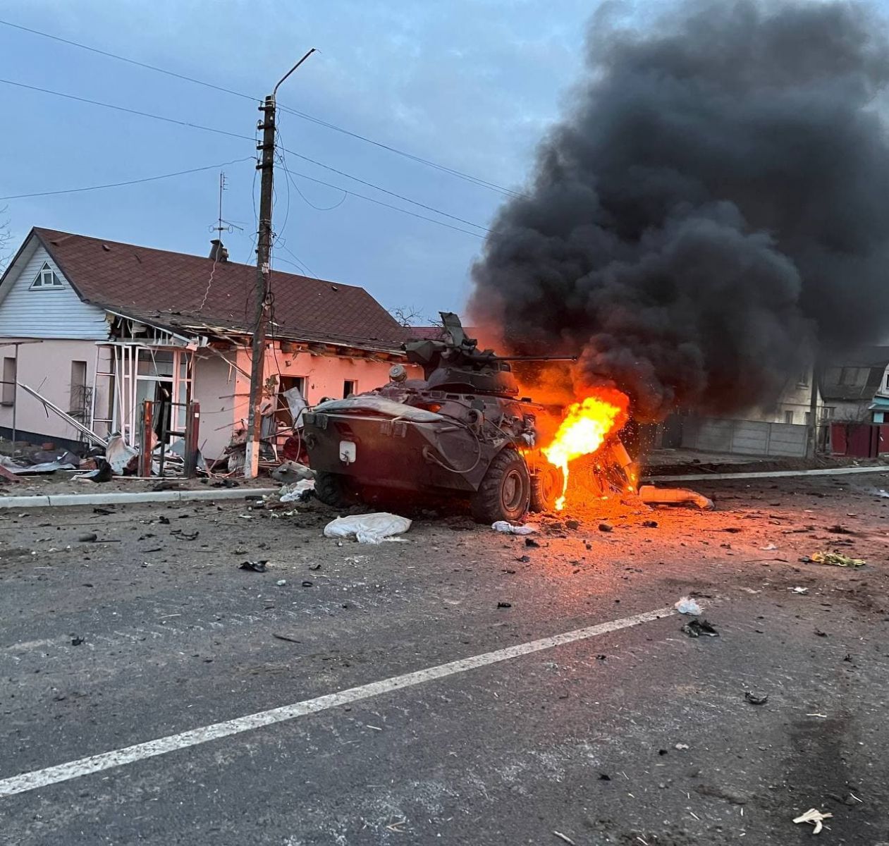 Поблизу Києва розбили танкову колону окупантів - відео бою
