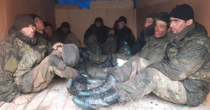 Задержанные в Сумской области российские солдаты, фото: полиция Сумской области