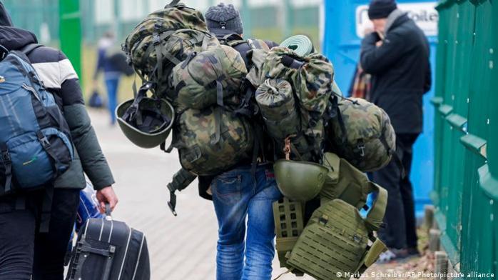 Ветераны армии Беларуси просят людей блокировать воинские части