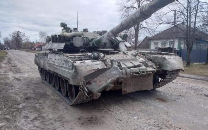 Російські нелюди на танку розчавили авто з дитиною. Фото: tsn.ua