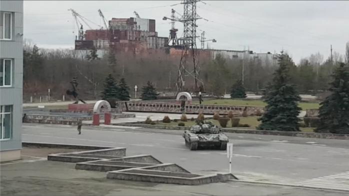Рашисты в Чернобыле грабят офисы, выносят оргтехнику и спецодежду