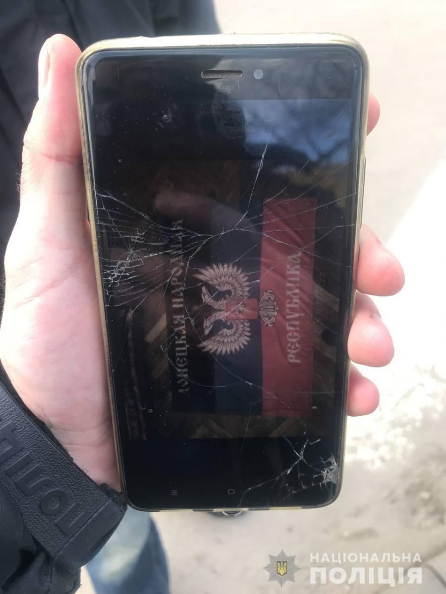 Телефон із символікою терористів, фото: Нацполіція
