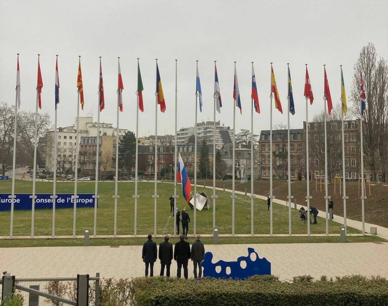 Бувай, немита росіє - прапор рф зняли з флагштока перед будівлею Ради Європи