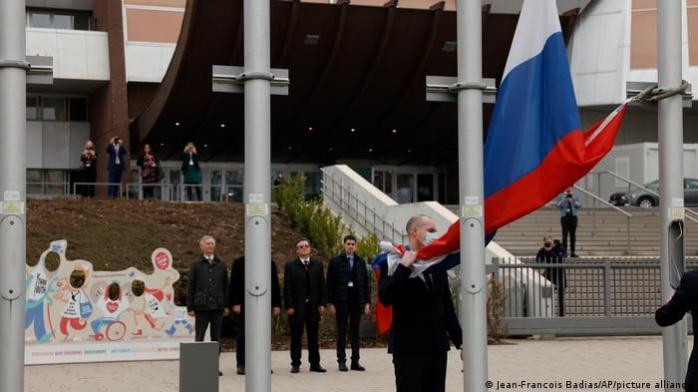 Бувай, немита росіє - прапор рф зняли з флагштока перед будівлею Ради Європи (ФОТО)