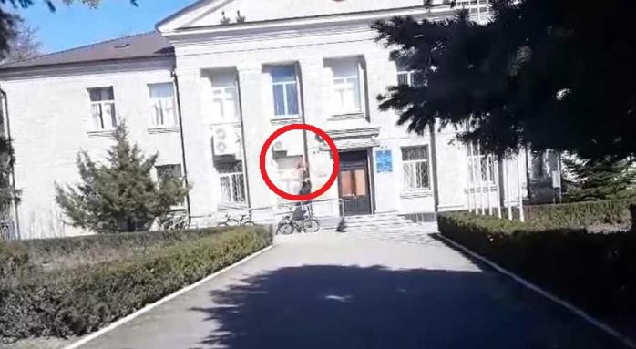 Патриот Скадовска на велосипеде снял флаг рашистов с горсовета 