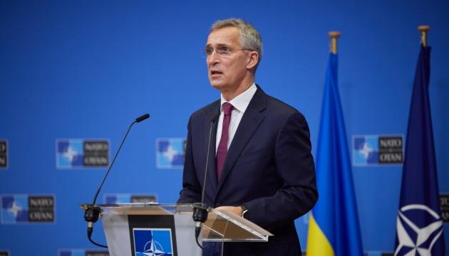 НАТО пообіцяло нарощувати обсяги військової допомоги Україні