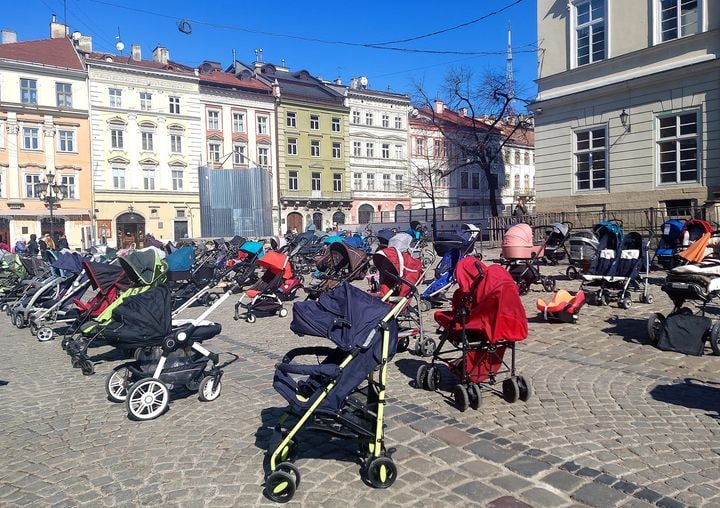 У центрі Львова виставили 109 дитячих візочків. Фото: Андрій Садовий