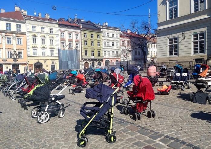 В центре Львова выставили 109 детских колясок. Фото: Андрей Садовый