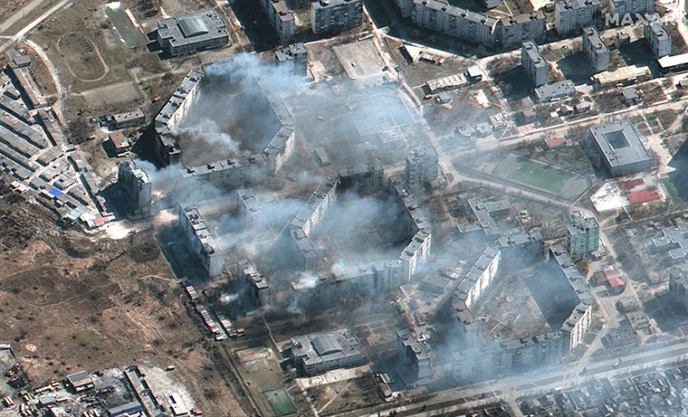 Від палаючих багатоквартирних будинків піднімається дим, фото: Maxar Technologies