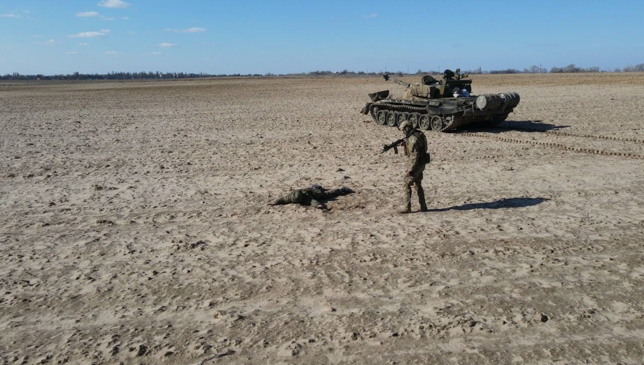  Російський солдат здав українським бійцям танк за винагороду. Фото: Віктор Андрусів