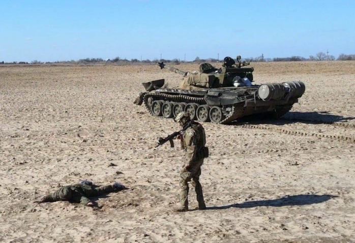 Російський солдат здав українським бійцям танк за винагороду. Фото: Віктор Андрусів