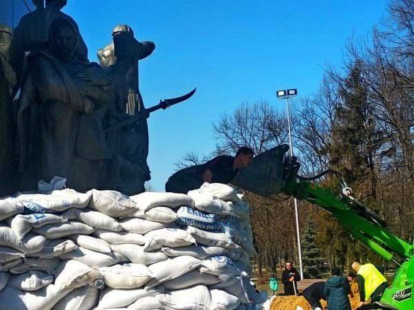 У Харкові рятують від обстрілів символ міста - пам'ятник Шевченку