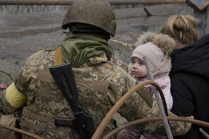 Половина украинцев временно разделилась со своей семьей — опрос