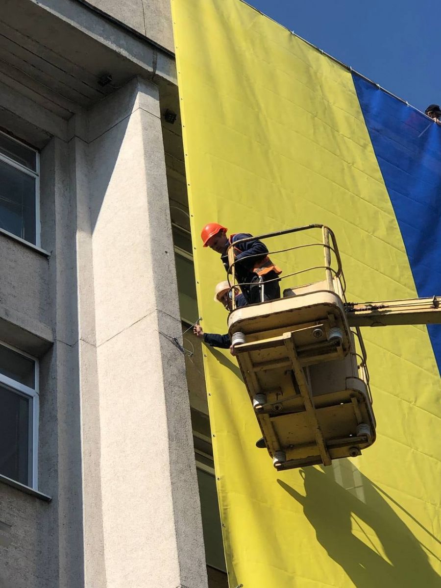 Новий державний прапор у Херсоні. Фото: Ігор Колихаєв/Facebook