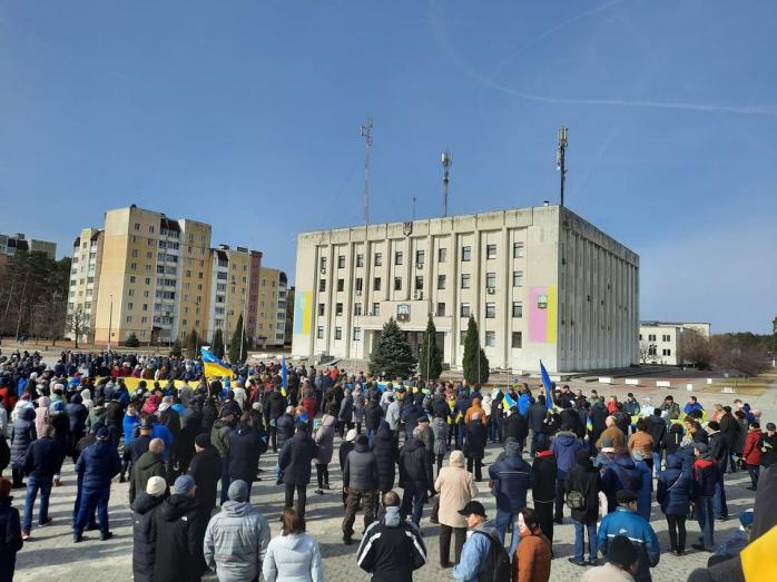 В окруженном оккупантами Славутиче жители вышли на проукраинскую акцию