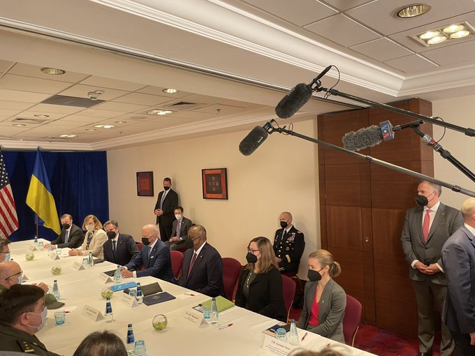 Байден зустрівся з десантом українських міністрів у Варшаві