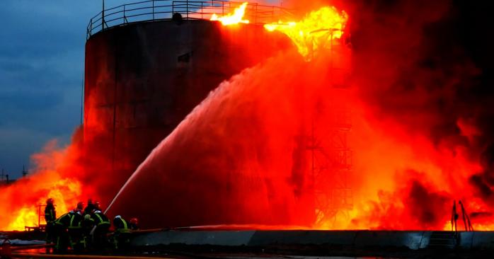 Пожежна на нафтобазі у Львові. Фото: ДСНС