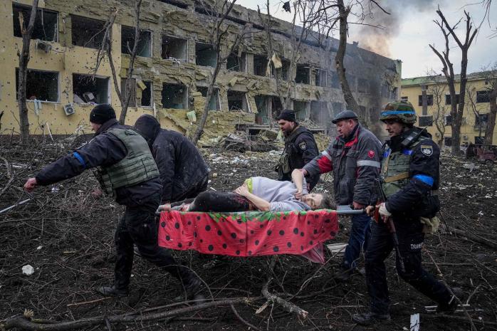 Маріуполь може довго триматися, але проблема в евакуації цивільних — Арестович