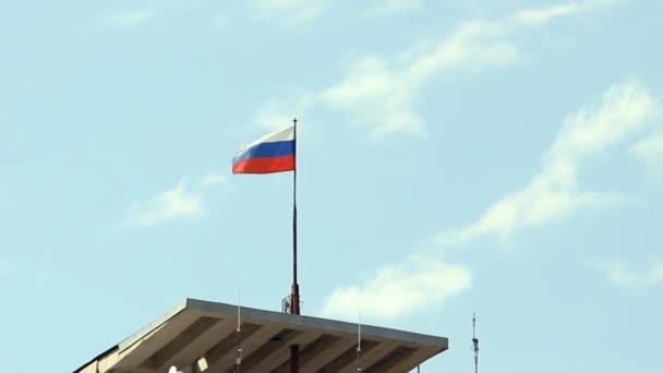 Сорвиголова попытался сорвать российский триколор со здания в оккупированной Балаклее. Фото: depositphotos.com