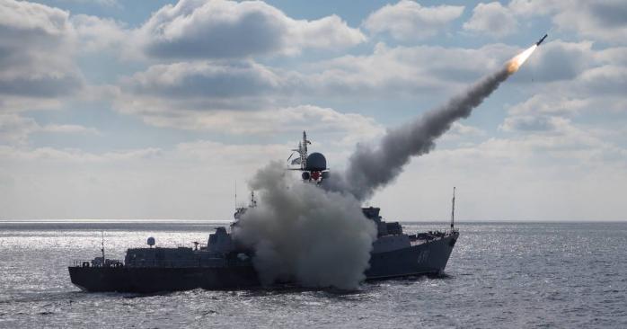 Рашисты в Крыму пополняют корабли ракетами. Фото: rossaprimavera.ru