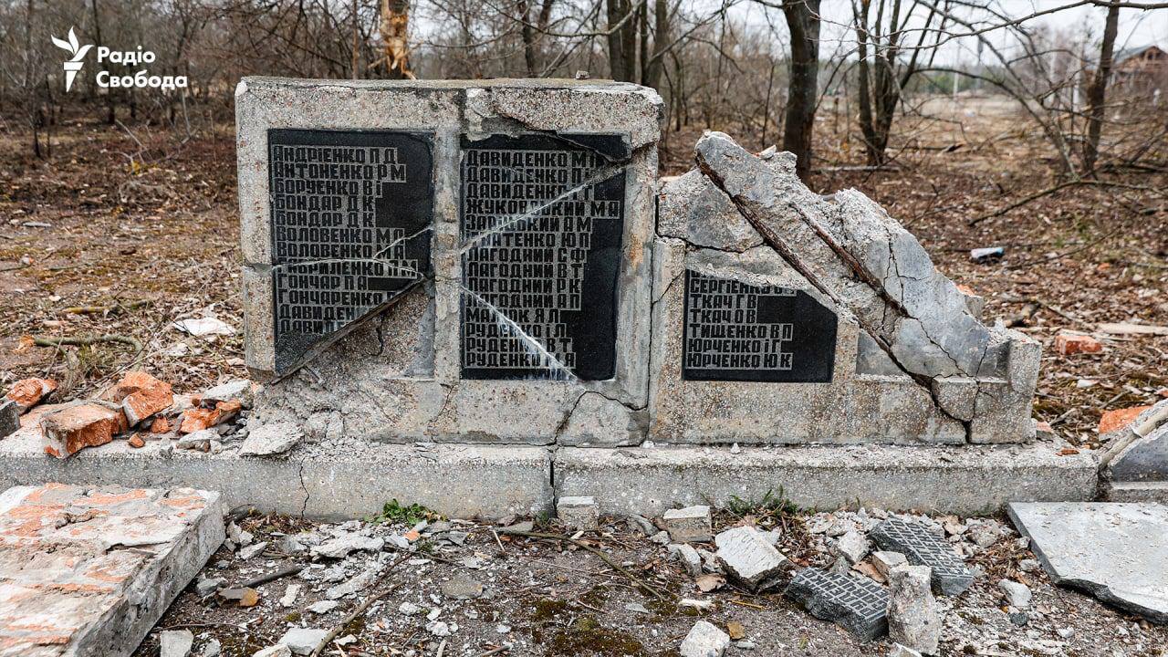 Рашисти "звільнили" школи, цвинтарі, меморіали загиблим у Другій світовій війні