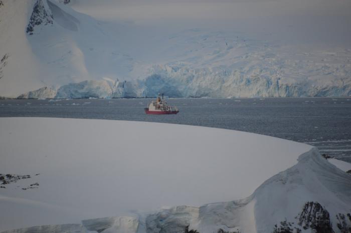 Криголам «Ноосфера» вже дістався станції «Академік Вернадський», фото: Національний антарктичний науковий центр