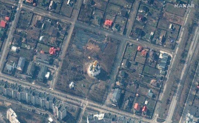 Братську могилу в Бучі показали на супутникових знімках. Фото: MAXAR