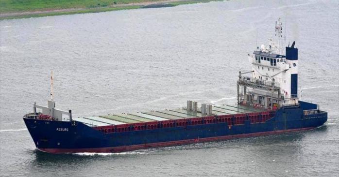 В порту Мариуполя тонет обстрелянное захватчиками гражданское судно, фото: МВД