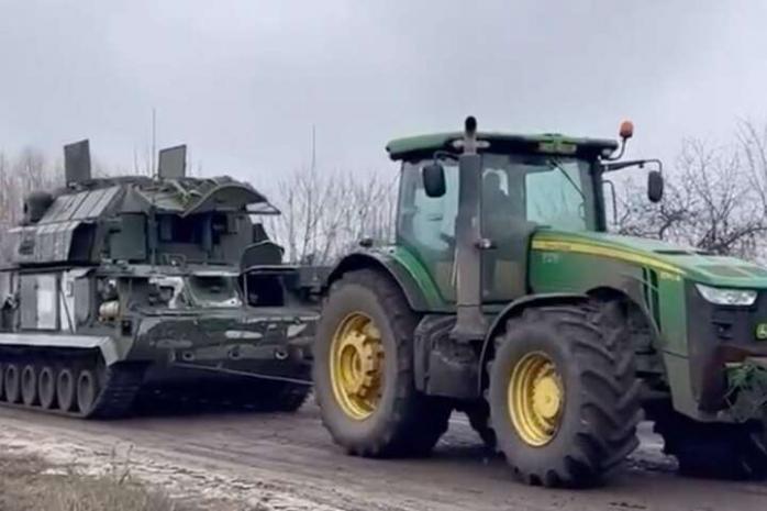 Российские оккупанты вывезли агротехнику из Мелитополя в Крым и Чечню