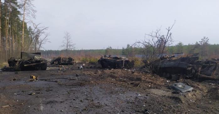 Колони розбитої російської техніки показали з повітря на відео. Фото: ЗСУ