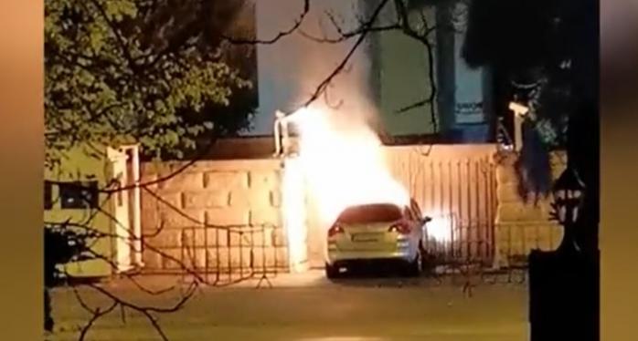 Авто протаранило забор посольства рф в Бухаресте и загорелось